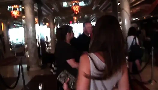 Erkek arkadaşını aldatırken ve otelde büyük yaraklı sınıf arkadaşına binerken kaydedilmesini gerçekten seviyor