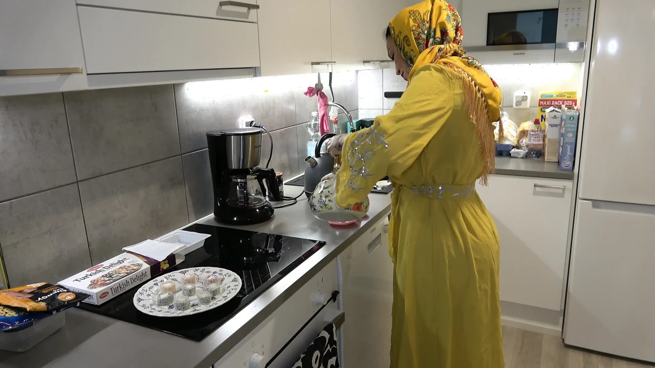 Büyük bir poposu olan Arap üvey anne, utangaç damadıyla para kaybediyor