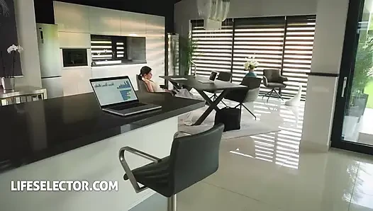 İk orta yaşlı seksi kadın Tiffany Rousso itibarını test ediyor