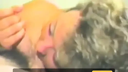 Дряблая блондинка сосет член и лижет задницу