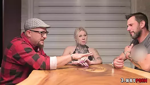 3'lü porno - sevimli dövmeli hatun üçlü sekste 2 adam tarafından sert sikiliyor