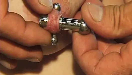 Kızıl saçlı orta yaşlı seksi kadın aşırı piercinglerini gösteriyor