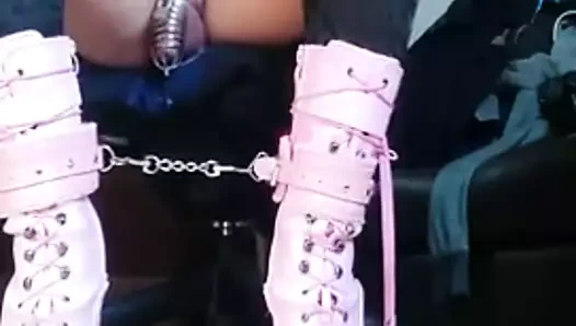 crossdresser boşalmak ile değnek vibratör içinde iffet