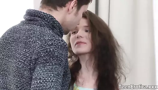 Nelya's gooey kremalı turta servis ediyor