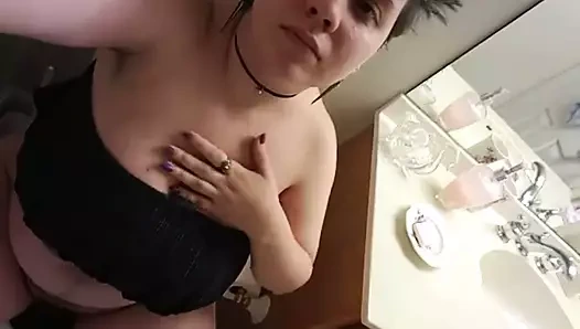 Aşağılanmış şişman fahişe michelle kuş yüzünde işemek losyonları