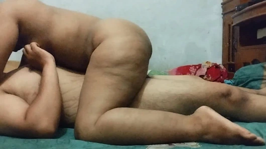 Hintli iri güzel kadın oynuyor