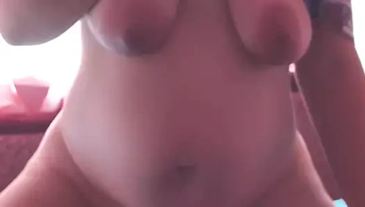 Oyuncaklar üzerinde hamile kız