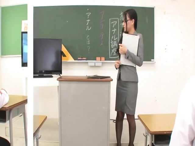 En tatlı Japon sahnesi-3 güzel Asyalı öğretmen Ren Azumi öğrencilerine arkadan nasıl sikişeceklerini öğretiyor