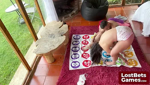 Amelia и Лукас изкручивают жару с стриптиз Twister