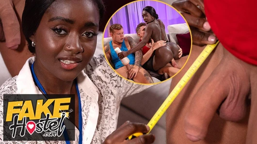 Fake hostel - penis müfettişi - azgın zenci bebek üçlü grup sekste iki büyük sert yarağı kontrol ediyor