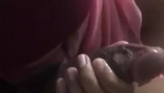 Gözleri bağlı tesettürlü jilbab tudung sürtük yarak sakso çekiyor