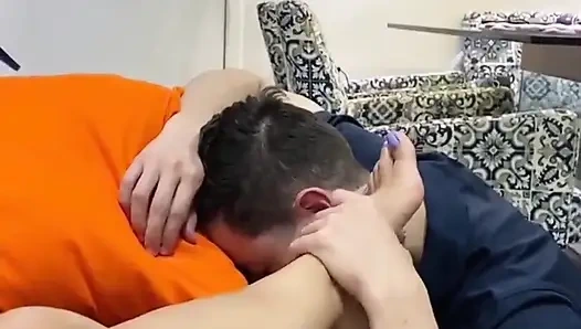 Yorucu bir günün ardından kanepesinde yoruldum