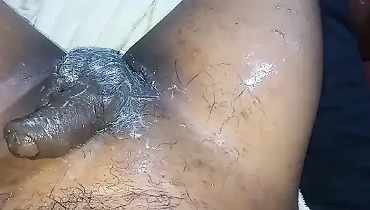 Eski moda şekilde komşumun penisini ve taşaklarını tıraş ediyorum, tıraşlı yarağı çok lezzetli görünüyordu ve ona ilk kez verdim