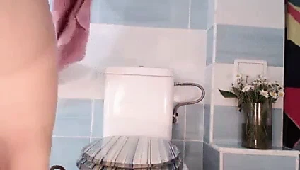 Kız duş sonra mastürbasyon yapar.