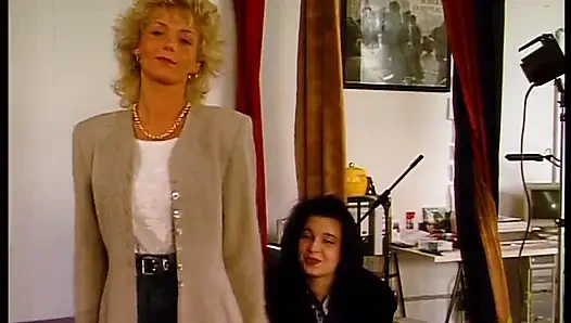 Klasik kızlar oyuncu seçmelerinde soyunuyor ve birbirlerine dokunuyor