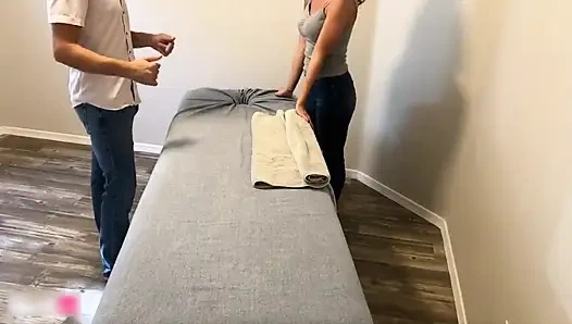 Ateşli masaj terapisti tarafından baştan çıkarılan evli kadın