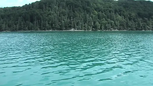 Azgın kızlar teknede yarak emdikten sonra sırayla sikiliyor