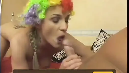 Palyaço maskesi ve vücudunda krem şanti sert bir penetrasyona dönüşiyor