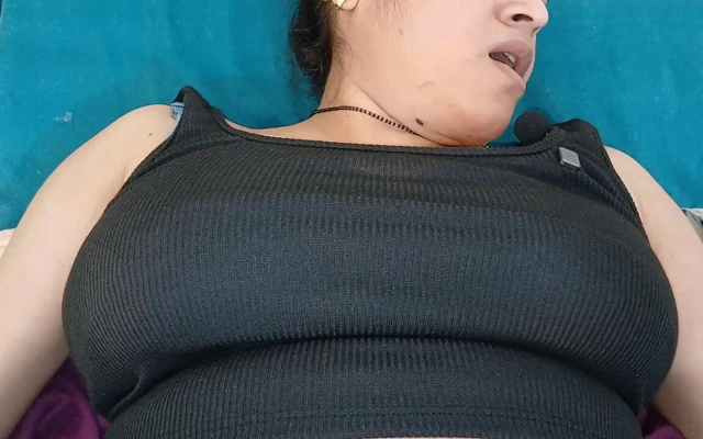 Hintli Üniversiteli Kızlar Azgın Amcıklarını Islatmayı Ve Sert Sert Sikişmeyi Seviyor
