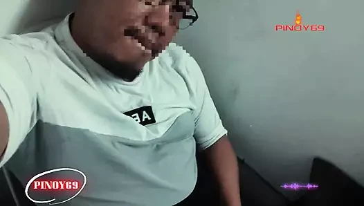 Baba iş molası sırasında mastürbasyon yapıyor, kalın bir döl boşaltıyor