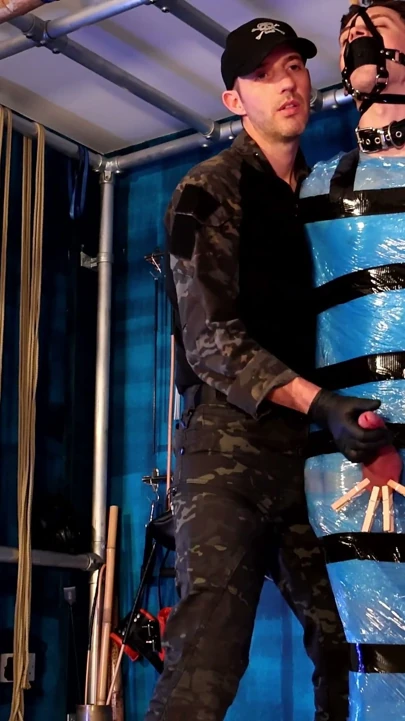 Twink köle orgazm kontrolü için palet sargısında bağlı