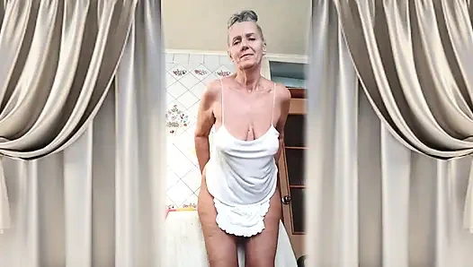 Neşeli ev hanımı Lukerya erotik bir rüyadan uyanıyor ve tüm gece devam ediyor.