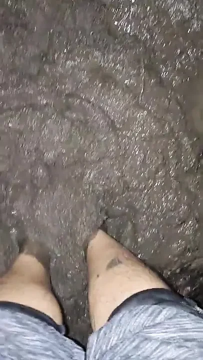 Yalınayak çamur eğlencesinde oynuyor