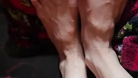 Melove seksi küçük küçük ayakları temizliyor