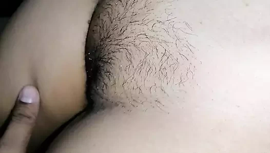 Aktris anne bilardo masasının üstünde iken onun dallama içinde bir oyuncak kayar bir yaramaz sarışın fahişe