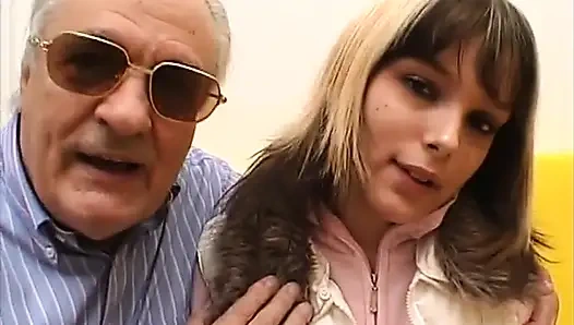 Siyah ve beyaz üçlü amcık sikişiyor büyük siyah yarak emiyor