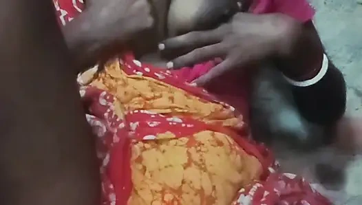 Hintli siyah yenge sulu kırmızı amcığını salatalıkla sikiyor