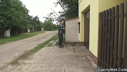 Yabancı sikikleri sarışın eski olgun bayan doggystyle