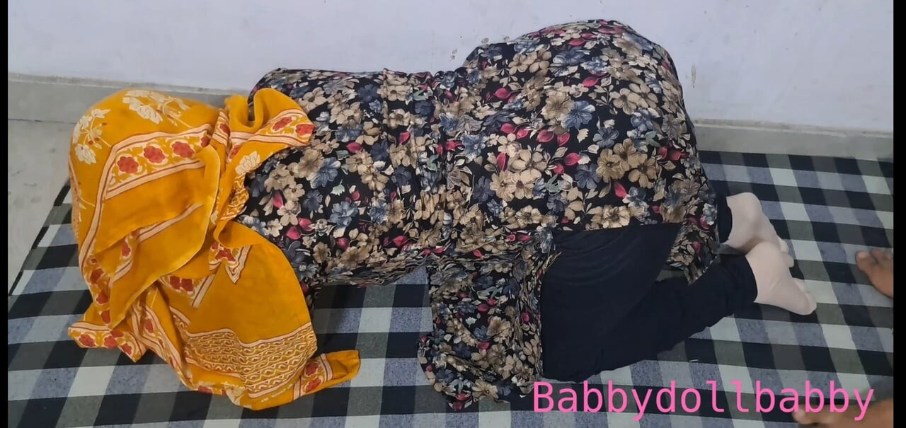 Siyah takım elbiseli Hintli kadın sakso çekiyor ve sonra sikişiyor