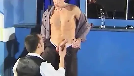 İnce seksi adamlar seks için çıplak oluyor