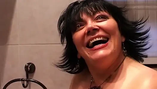 Azgın orta yaşlı seksi kadın mutfakta parmaklanıyor ve sikiliyor