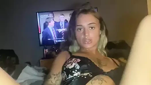 Sürtük büyük götlü genç kız en sevdiği oyuncağıyla kendini sikiyor