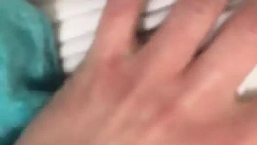 Kaltak onu meme uçlarını nasıl emdiğini göster