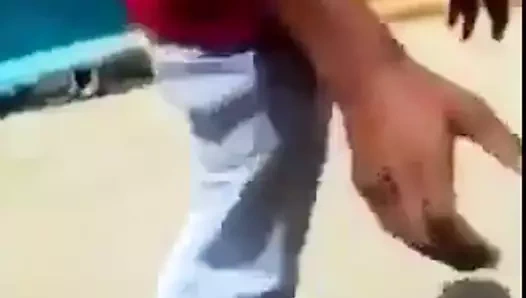 Çocuk iç çamaşırı olmadan