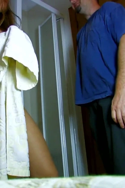 Сексуальную шлюшку с красивыми сиськами и задницей трахнули и сняли на видео