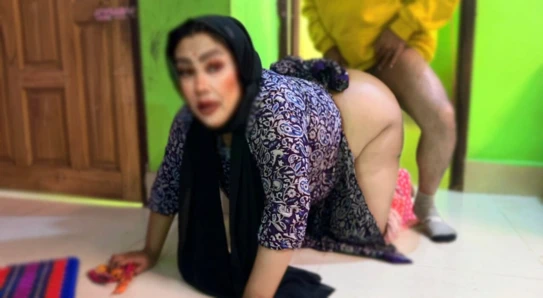 Patron ona ev hizmetçisine sor nasıl sikişmeyi biliyor musun, kadın hayır istiyor, sonra patron işini bırakmasını istiyor ve hizmetçiye nasıl seks yapacağını öğretiyor