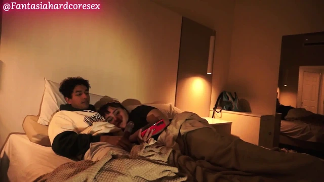 Üvey kız kardeşim onu acımasız bir şekilde emmem konusunda benimle hemfikir