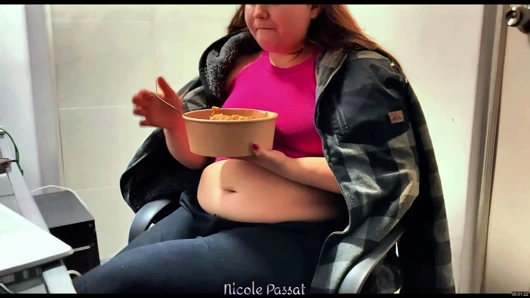 Sevimli beslenen kız yüzünü dolduruyor ve kilo alıyor