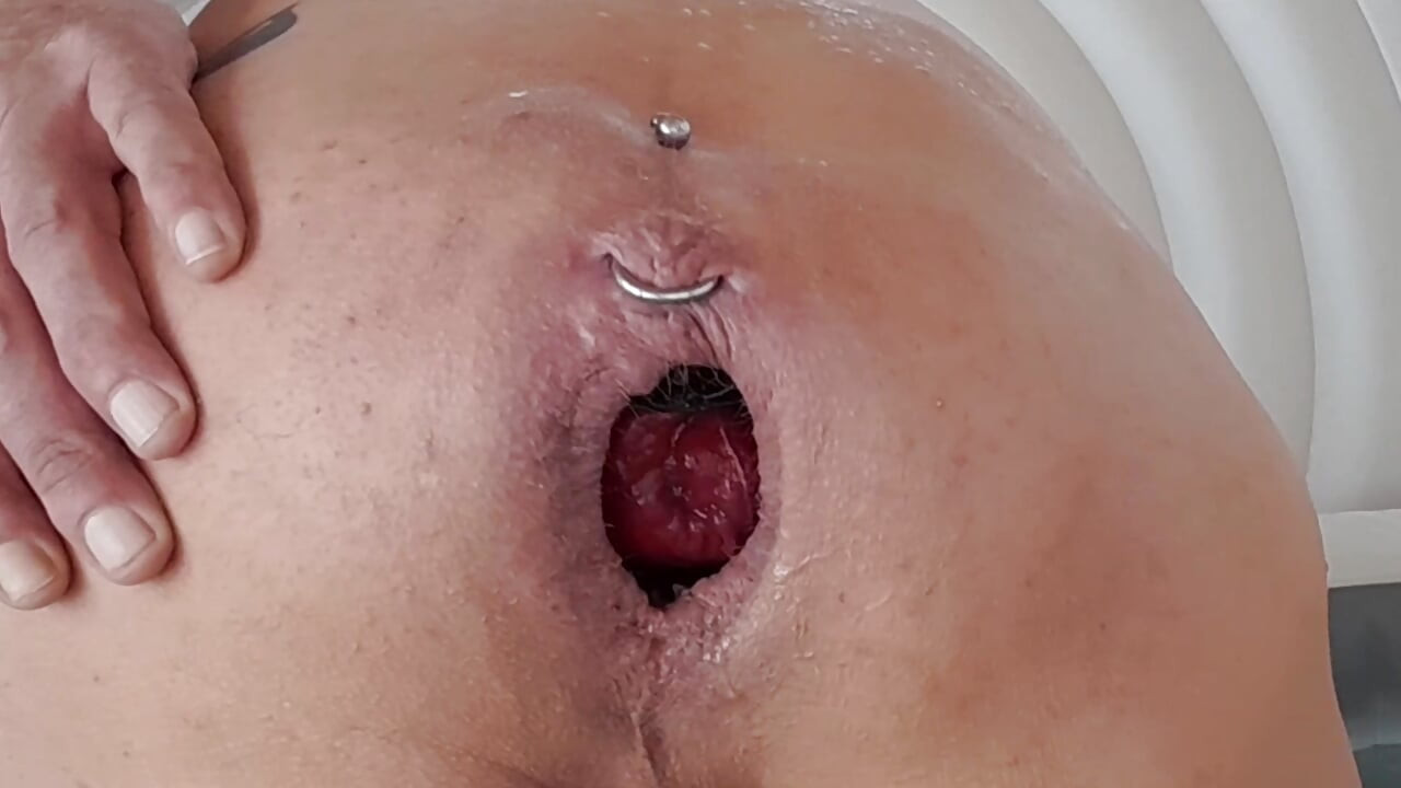 Larissa1sexdoll. Kara deliğe.  Büyük delik genişletme. Çifte göt piercingi.