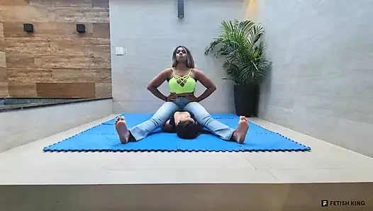 Göğüse oturma - güçlü bacaklar ve kaslar Lebian dövüş kızları