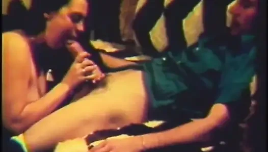 Klasik sert seks sahnesinde seksi genç kız