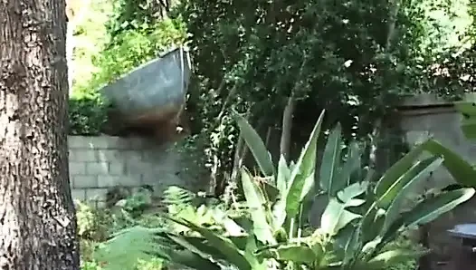Azgın hatun büyük bir direğin ıslak amcığını sikmesini seviyor