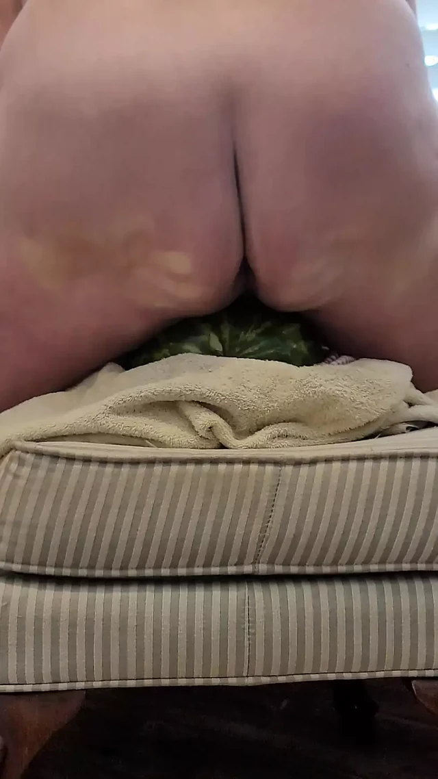 Дедушка трахает свою дыню в третий раз