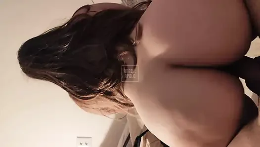 Arkadaşımın yaramaz karısı sikimin üstüne biniyor