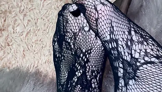Seksi çoraplı ve topuklu ayakkabılarla bacaklarımla oynuyorum