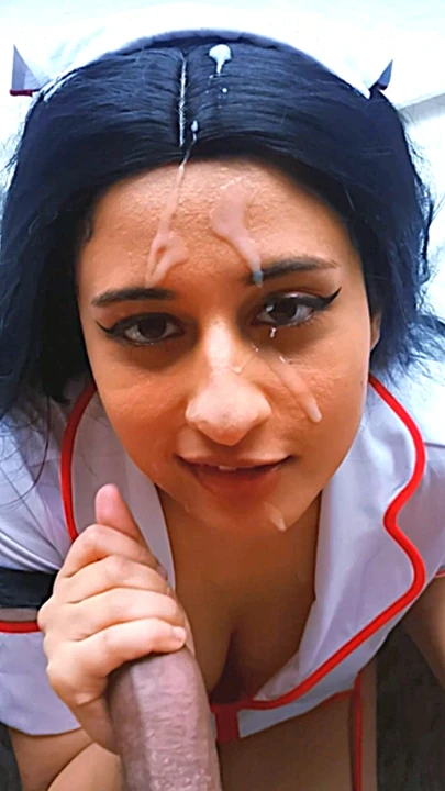 Seksi sürtük hemşire dizlerinin üstünde pov oral seks için büyük siki emmeye devam ediyor, devasa yüzüne boşalmadan sonra bile